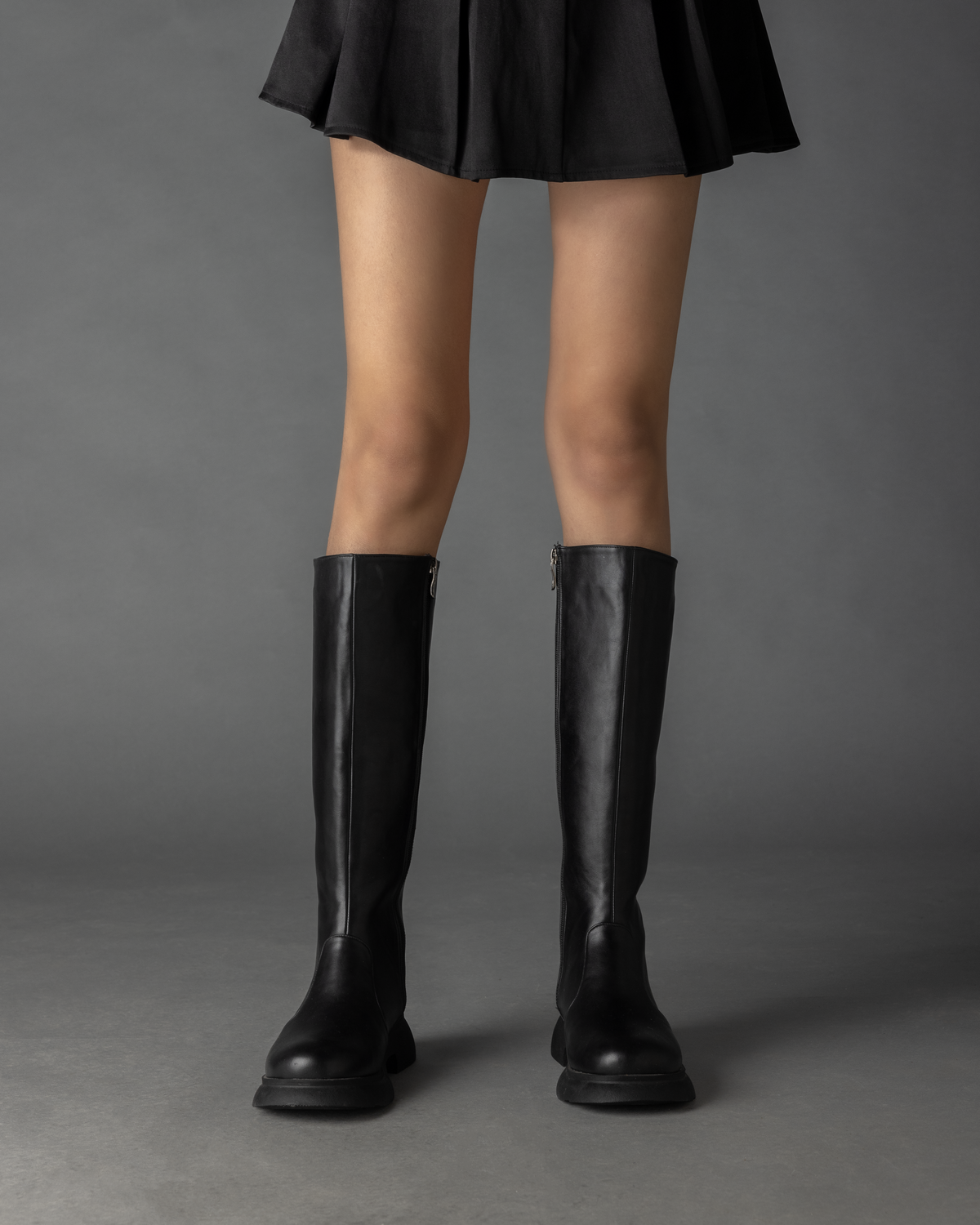 The classic boot with detachable crystal band in Black