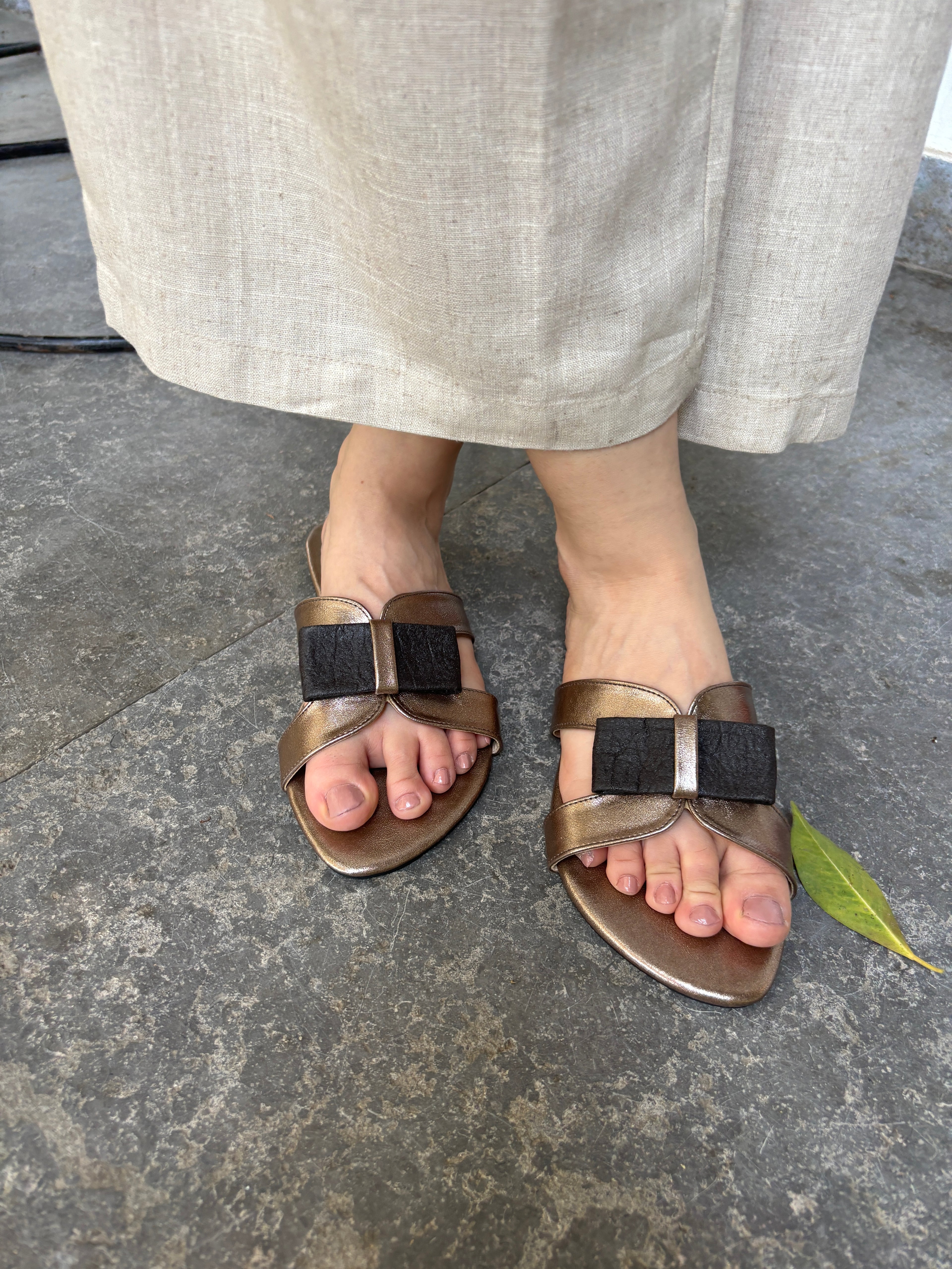 Bow slipper-brown x bronze