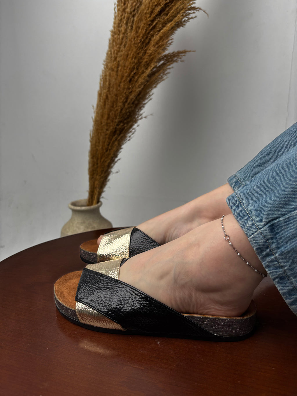 V Slippers-black x gold