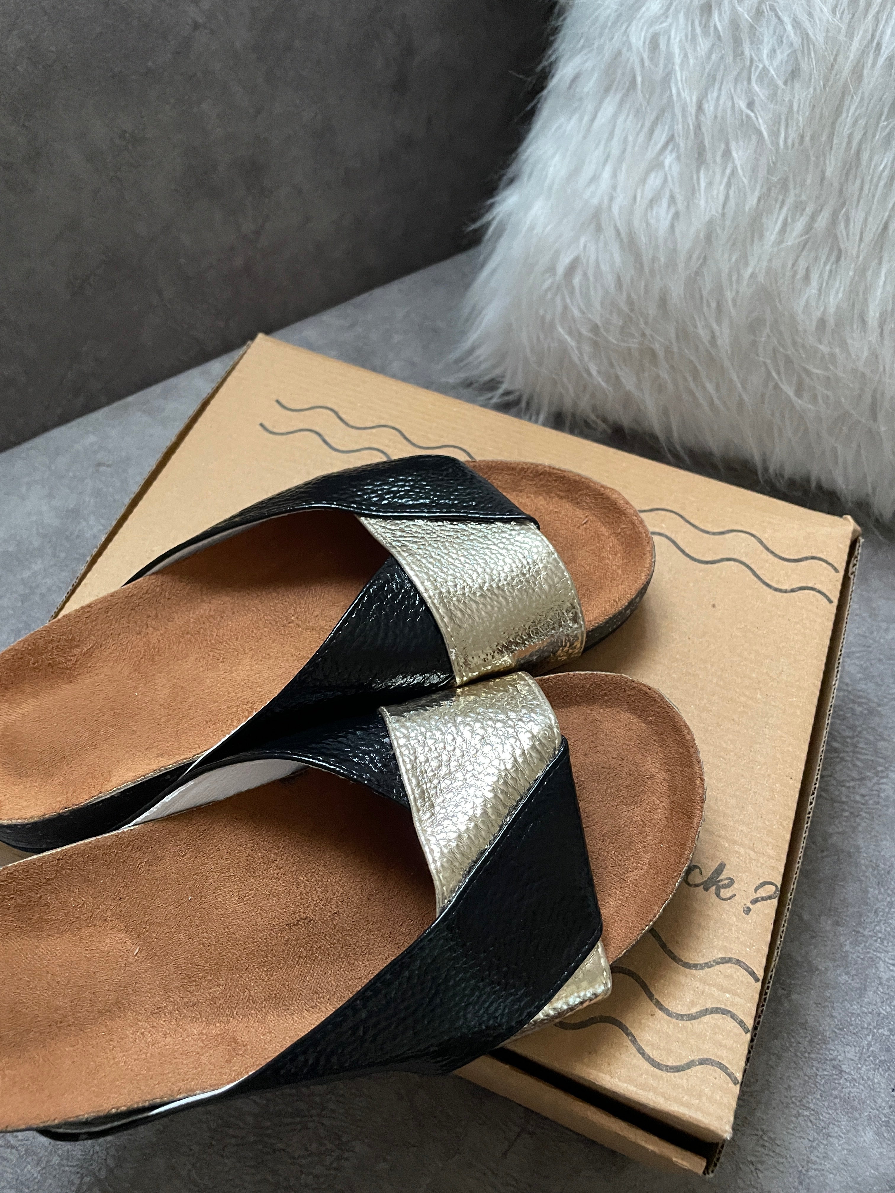 V Slippers-black x gold